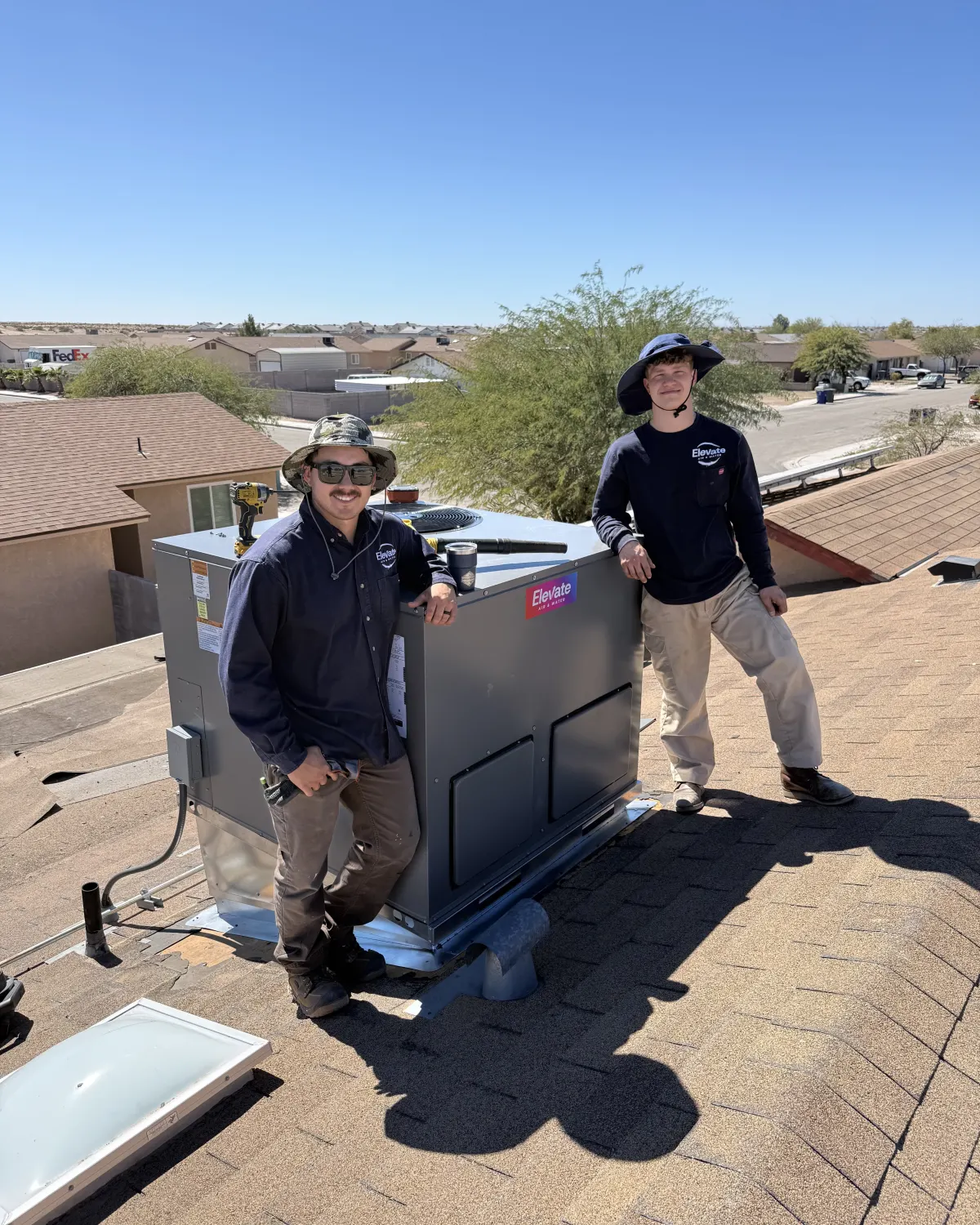 El equipo de Elevate en un techo junto a una unidad nueva