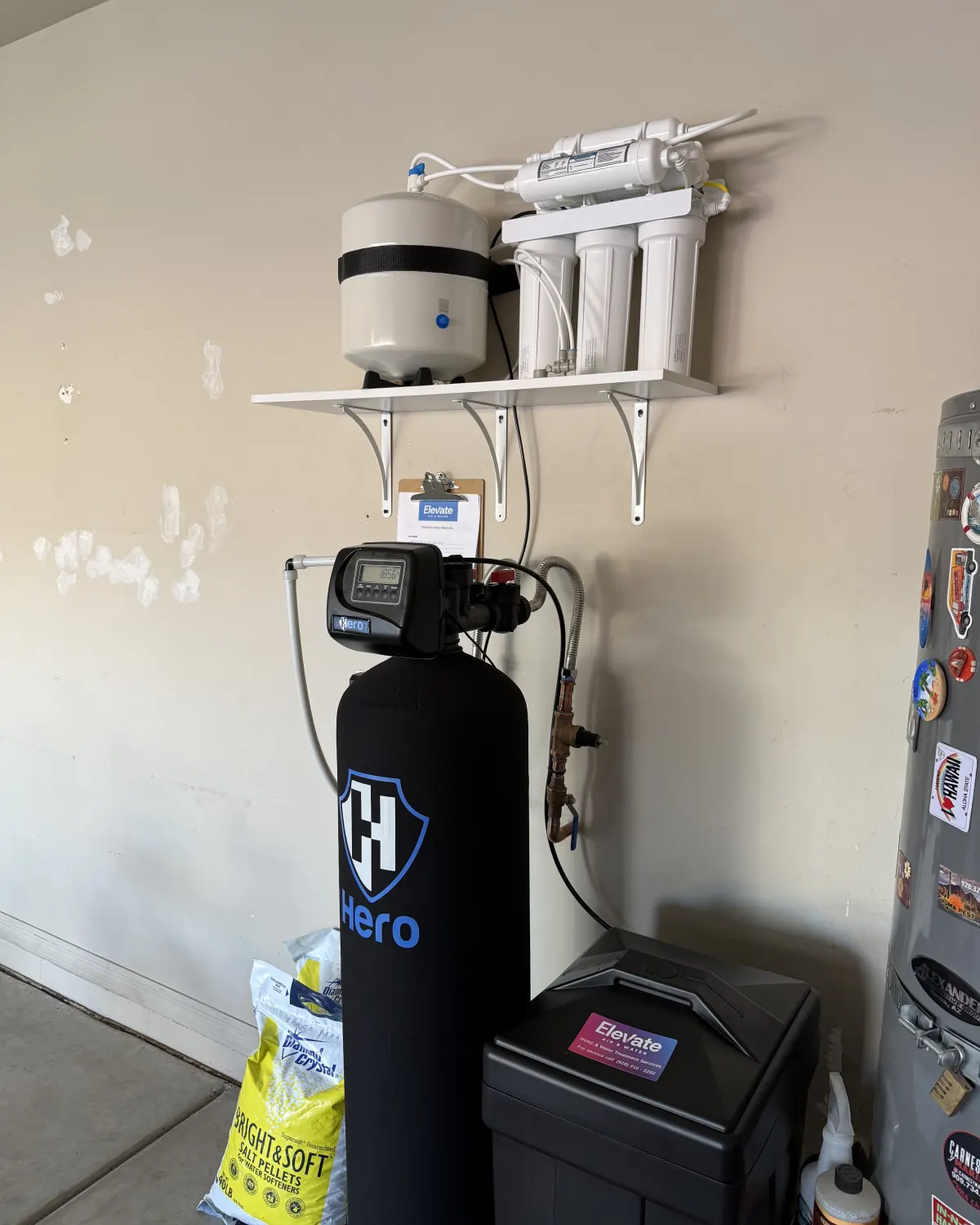 Suavizador de agua y filtros de ósmosis en la pared, instalados por Elevate